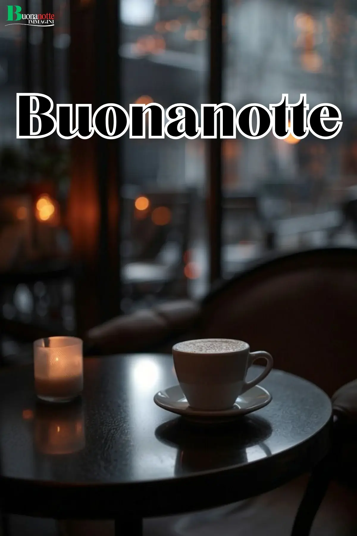 Tazzina cappuccino e candela su tavolino scuro atmosfera serale buonanotte