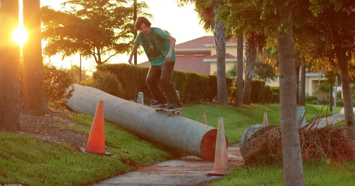 Skater in equilibrio su palo al tramonto buonanotte natalizia