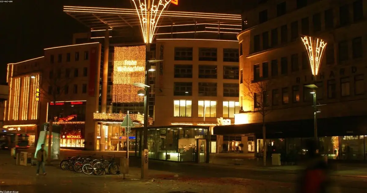 Piazza cittadina illuminata da luci dorate notturne immagine buonanotte romantica