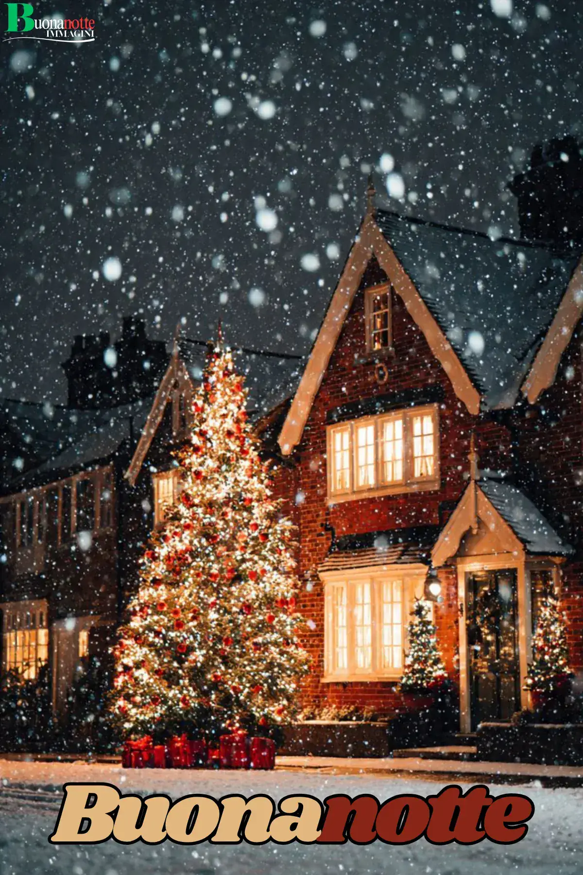 Casa illuminata con albero di Natale e neve buonanotte natalizia