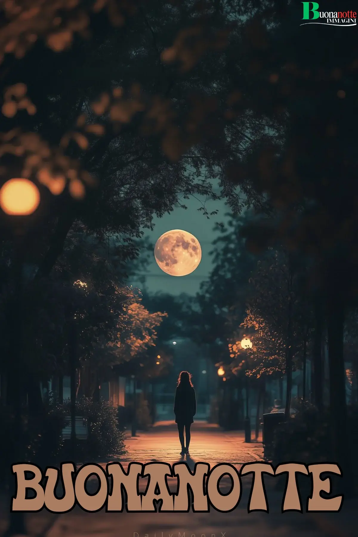Donna in controluce sotto luna piena tra alberi notturni buonanotte estiva