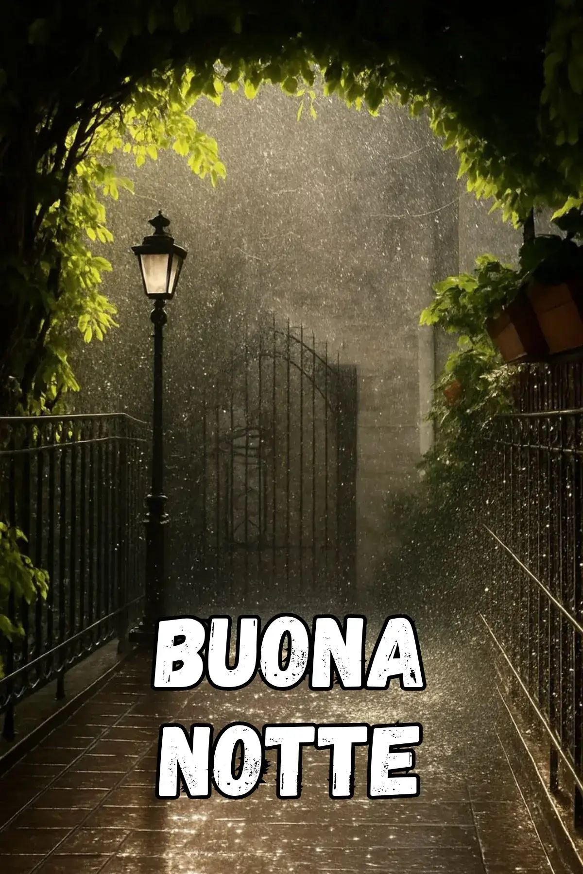 Vicolo sotto la pioggia con lampione e foglie verdi immagine buonanotte bellissima