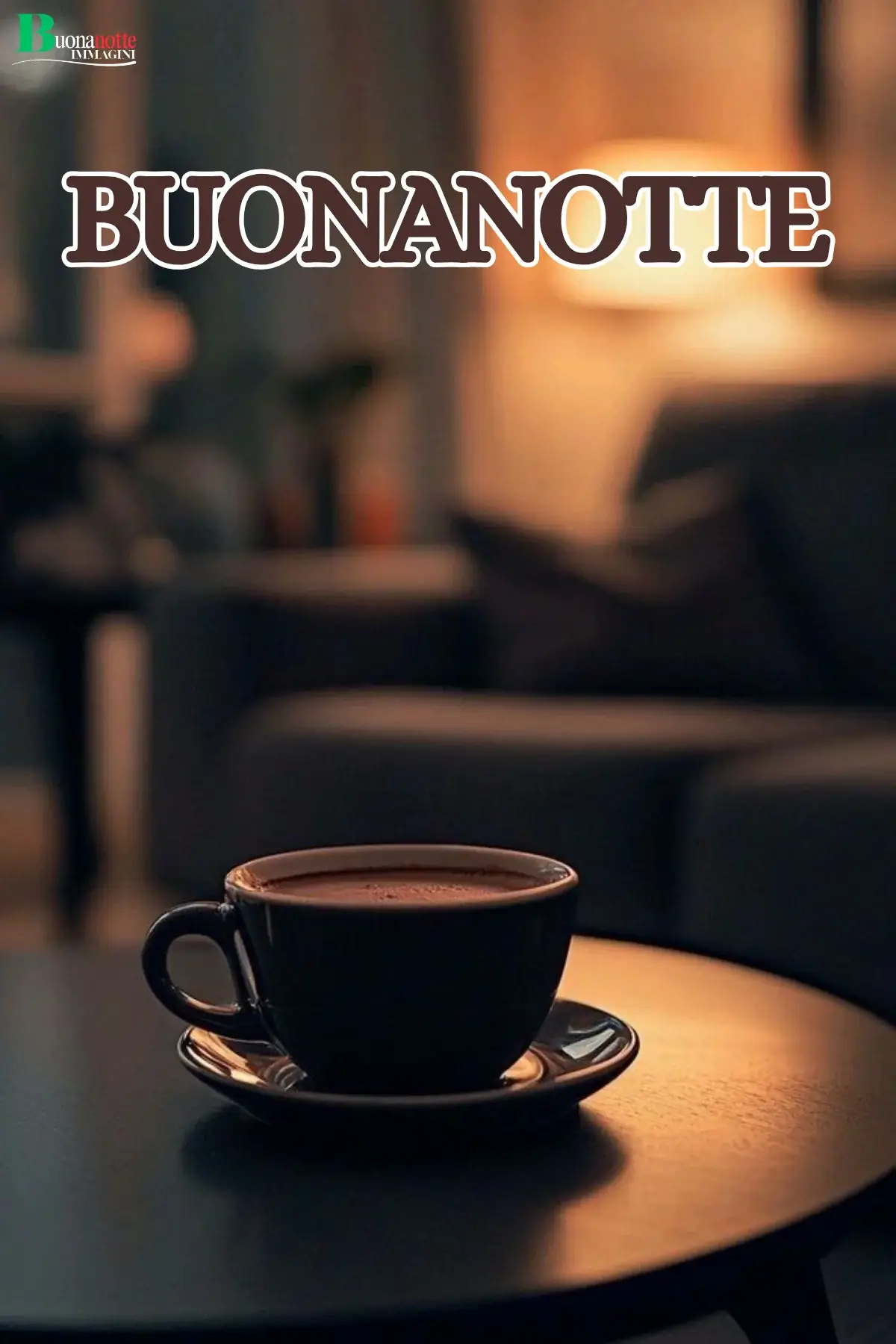 Tazza di caffè su tavolino con luce soffusa serale immagine buonanotte