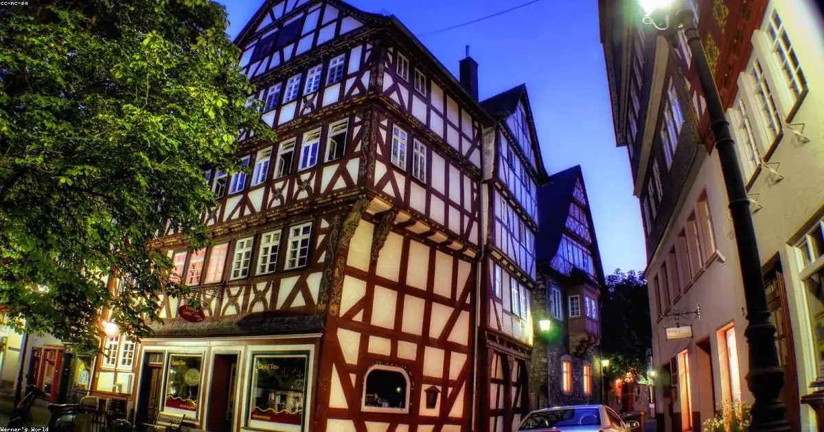 Borgo antico con case a graticcio illuminate al crepuscolo immagine buonanotte