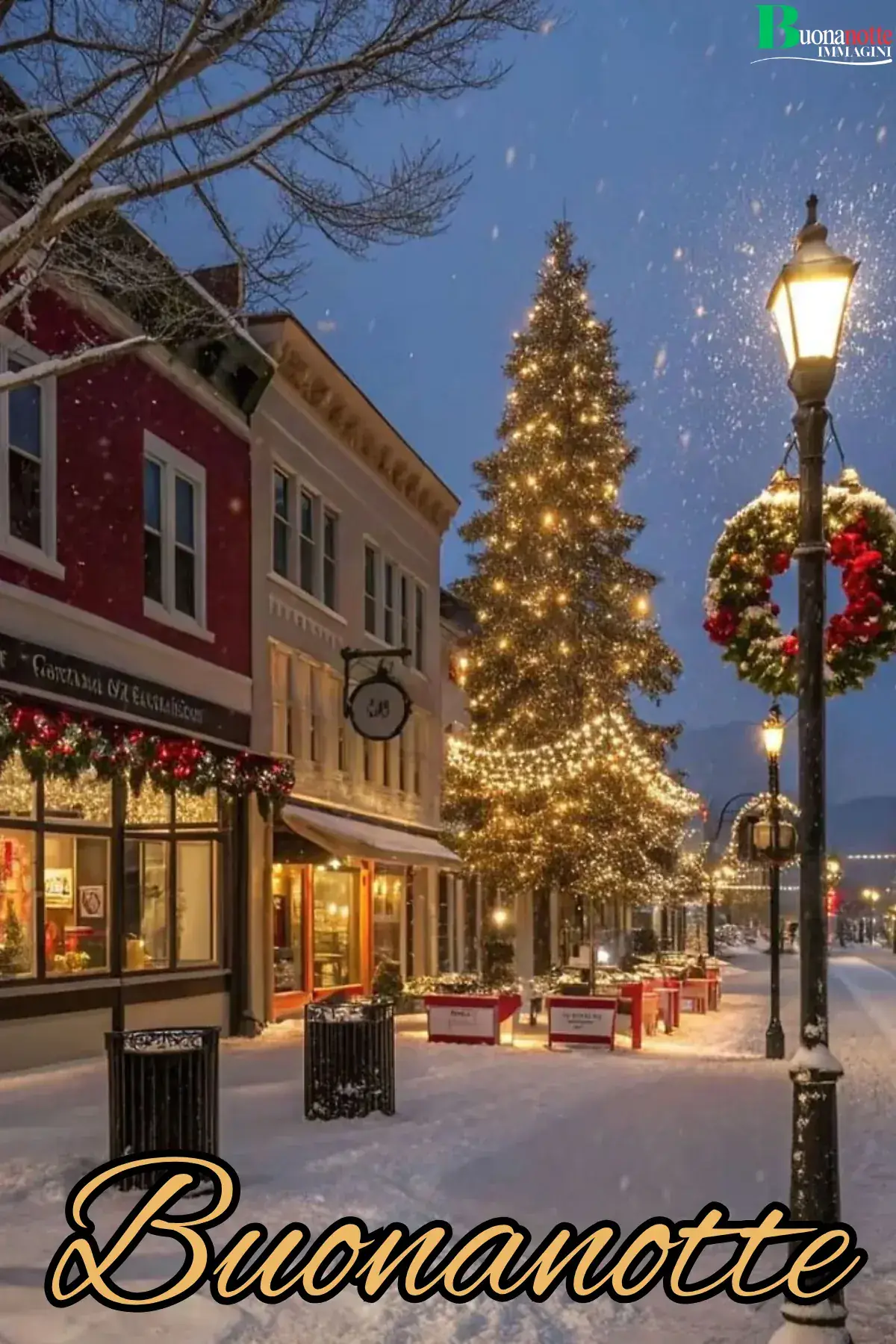 Via innevata con albero di Natale illuminato e lampioni decorati buonanotte natalizia