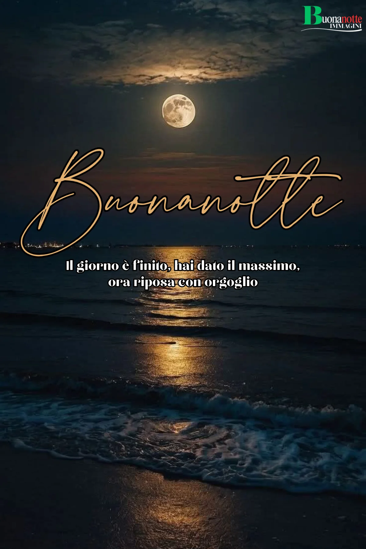 Luna piena sul mare con riflesso dorato sulle onde frasi buonanotte