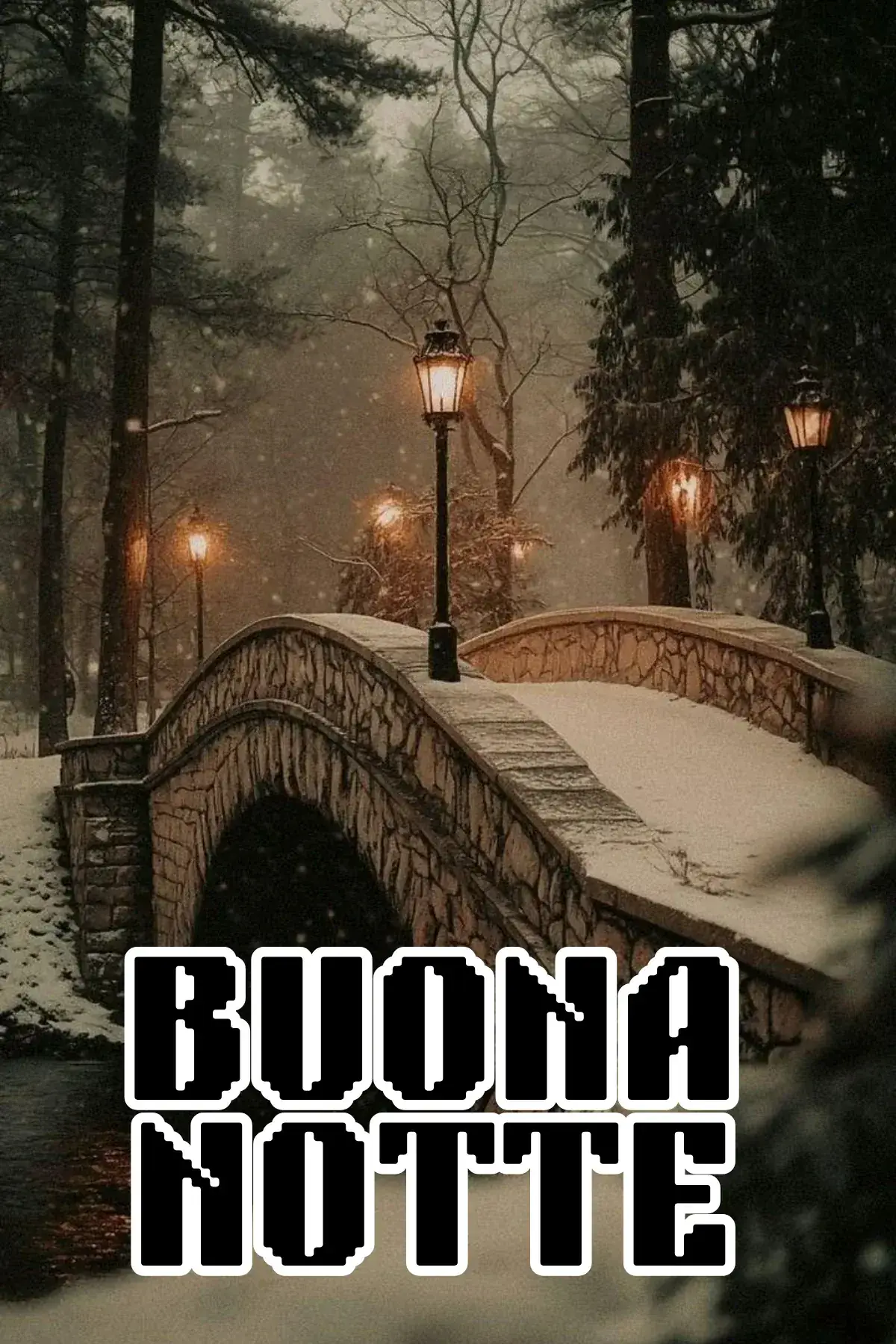 Ponte in pietra innevato con lampioni accesi nel bosco buonanotte invernale