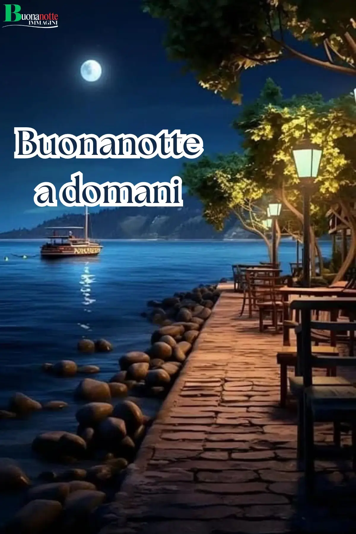 Lungomare notturno con luna piena barca e lampioni buonanotte a domani