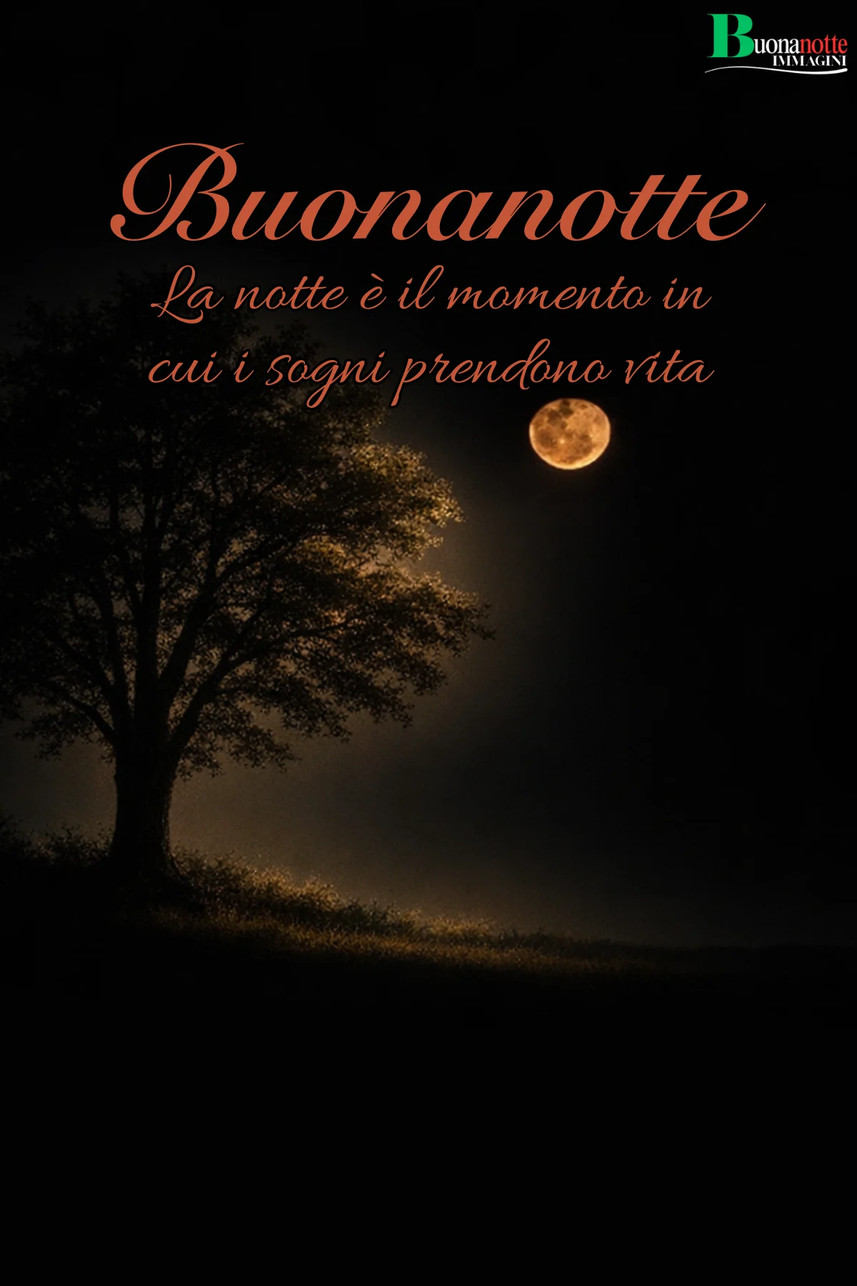 Luna piena ambrata dietro albero nella notte frasi buonanotte
