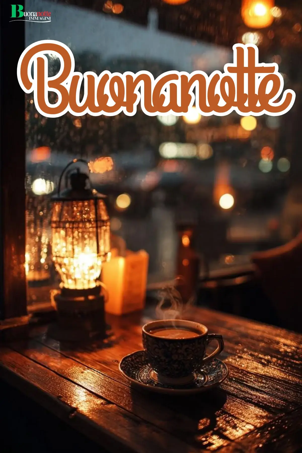 Tazza fumante e lanterna accesa vicino a finestra con pioggia immagine buonanotte