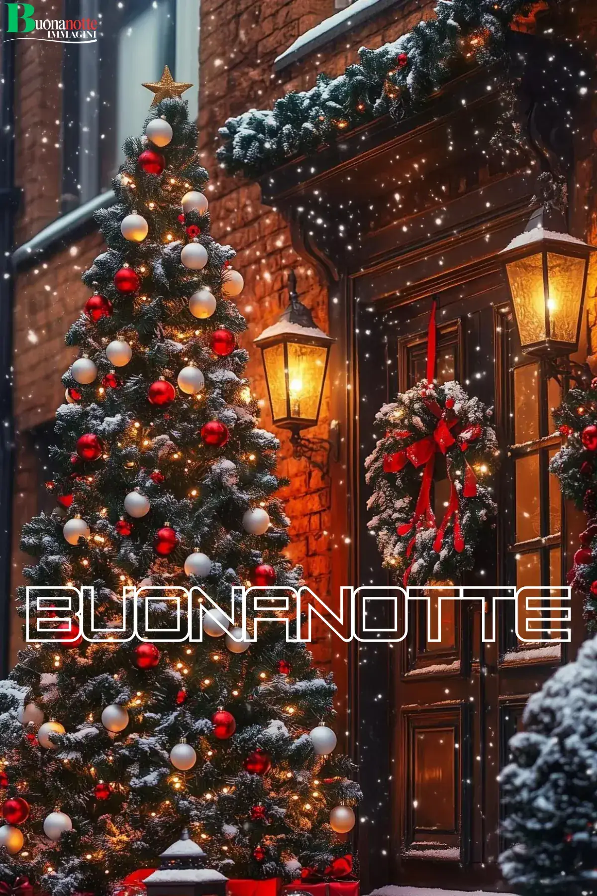 Albero di Natale innevato con lanterne accese e porta decorata buonanotte natalizia