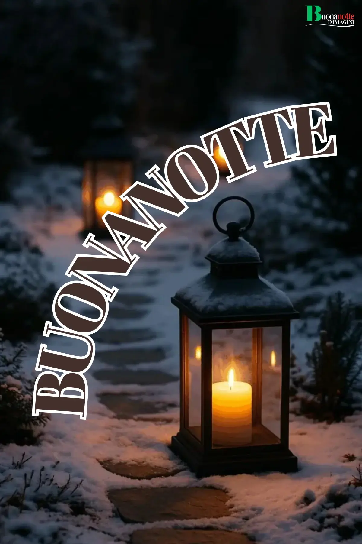 Lanterne calde sulla neve buonanotte invernale serena