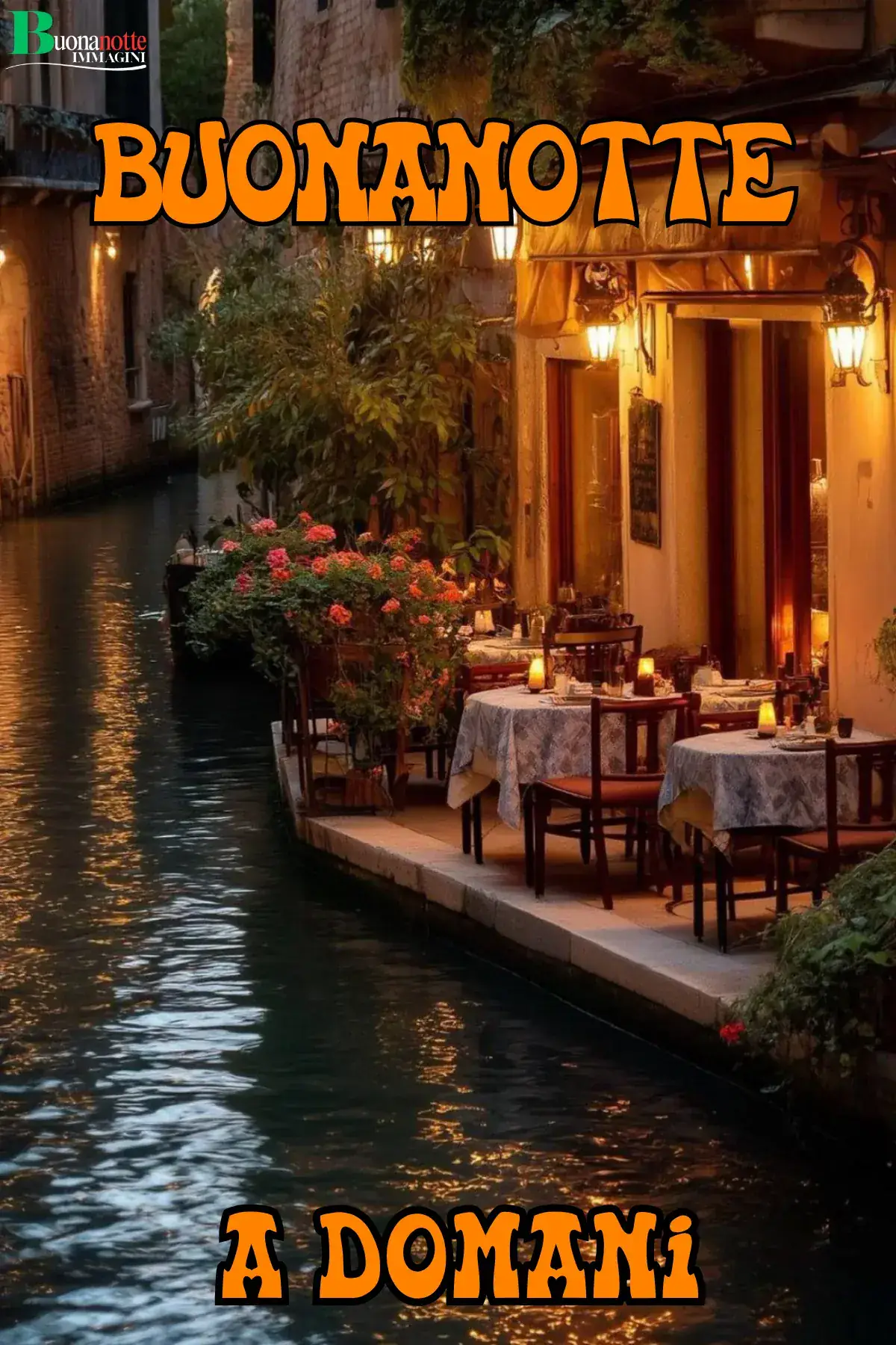 Ristorante veneziano illuminato sul canale con candele e fiori buonanotte a domani