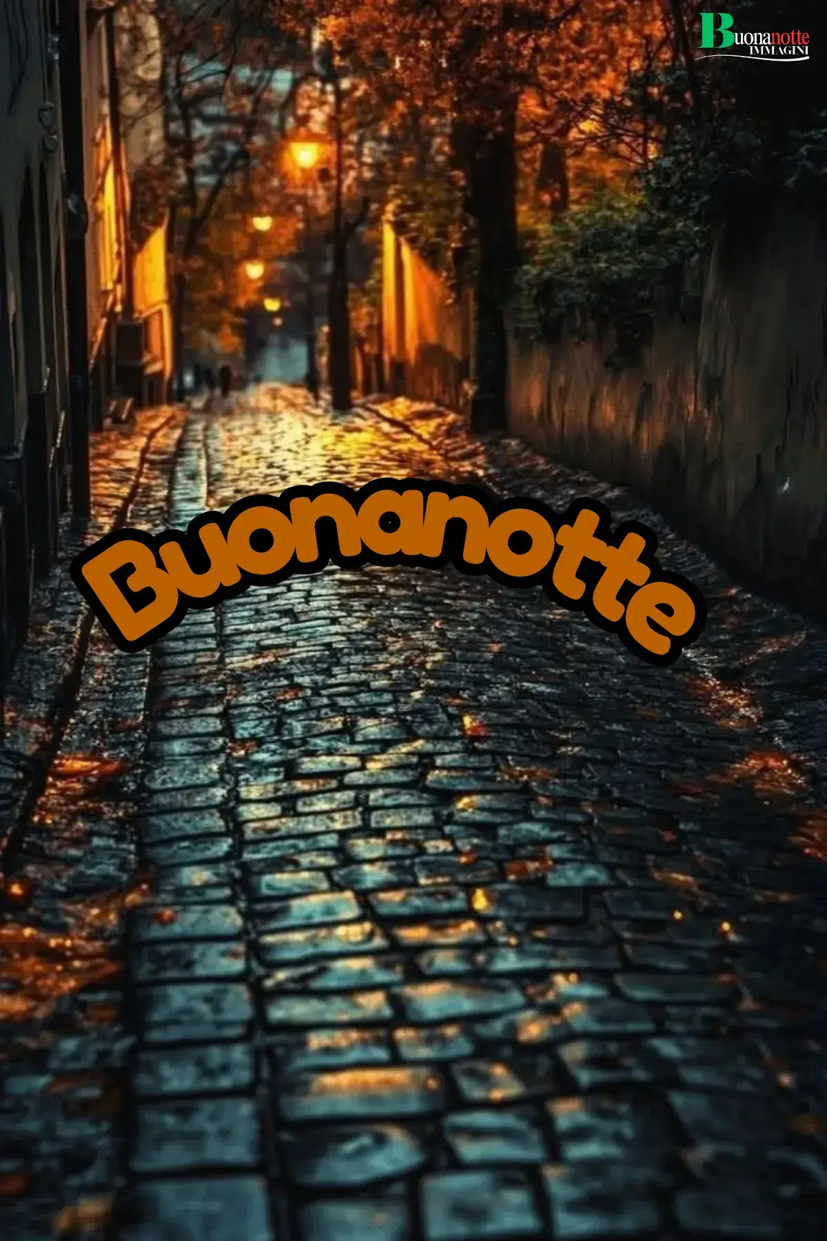 Stradina acciottolata bagnata con lampioni e foglie autunnali buonanotte autunnale