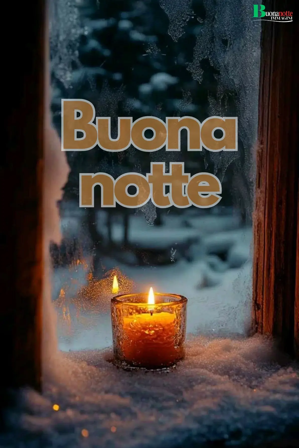 Candela accesa sul davanzale finestra ghiacciata neve immagine buonanotte invernale