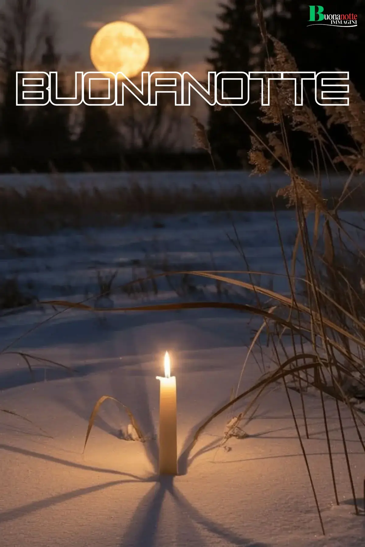 Candela accesa nella neve con luna piena immagine buonanotte invernale