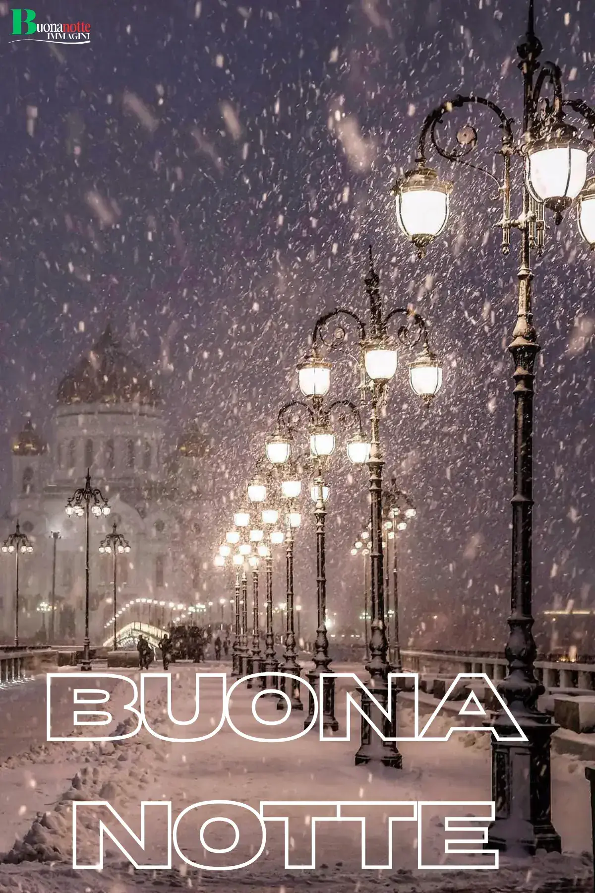 Lampioni illuminati nella neve notturna in città buonanotte invernale