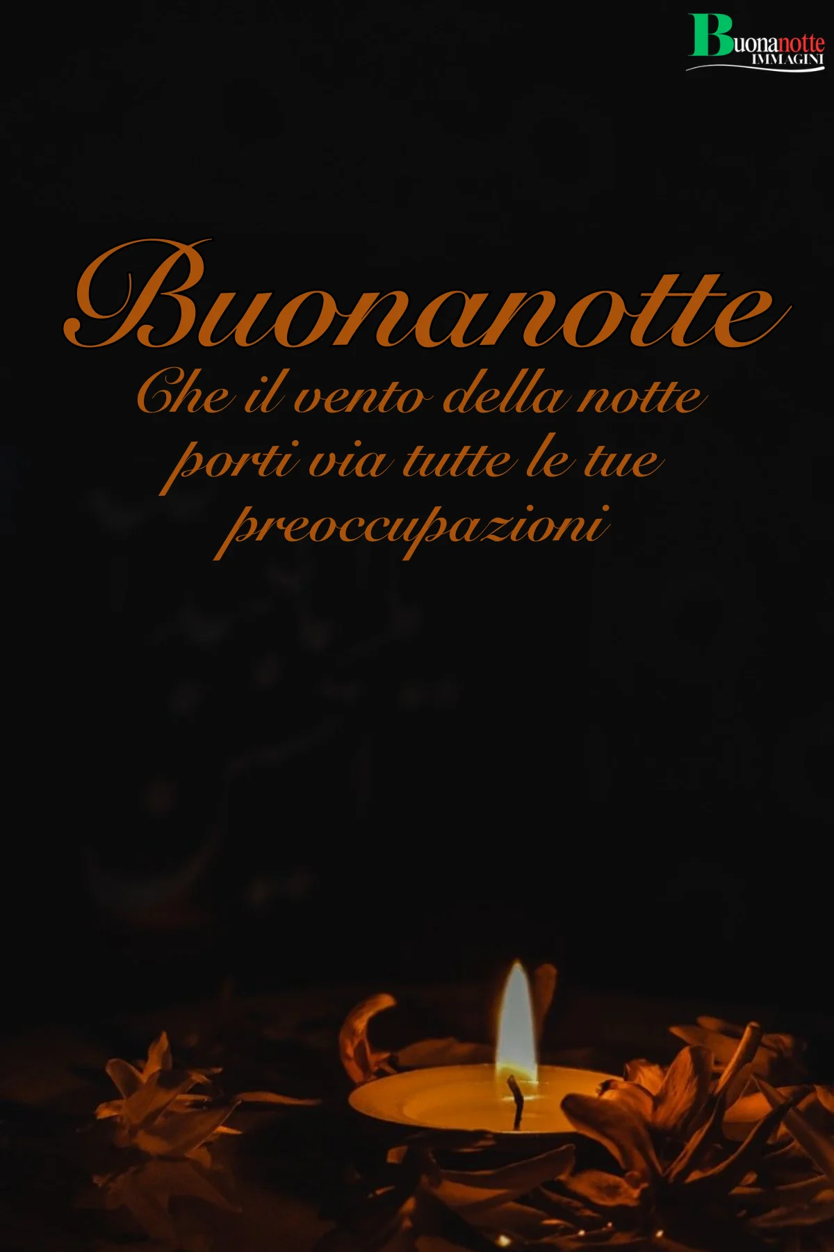 Candela accesa tra petali di fiori su sfondo scuro frasi buonanotte
