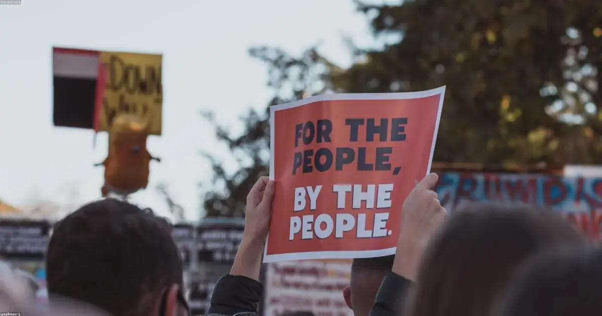 Cartello rosso alzato tra la folla con messaggio di unità buonanotte speciale