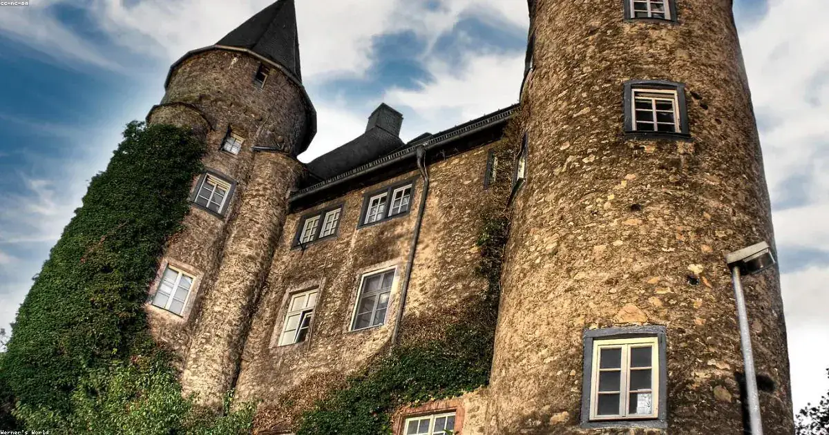 Castello medievale con torri in pietra ed edera frasi buonanotte