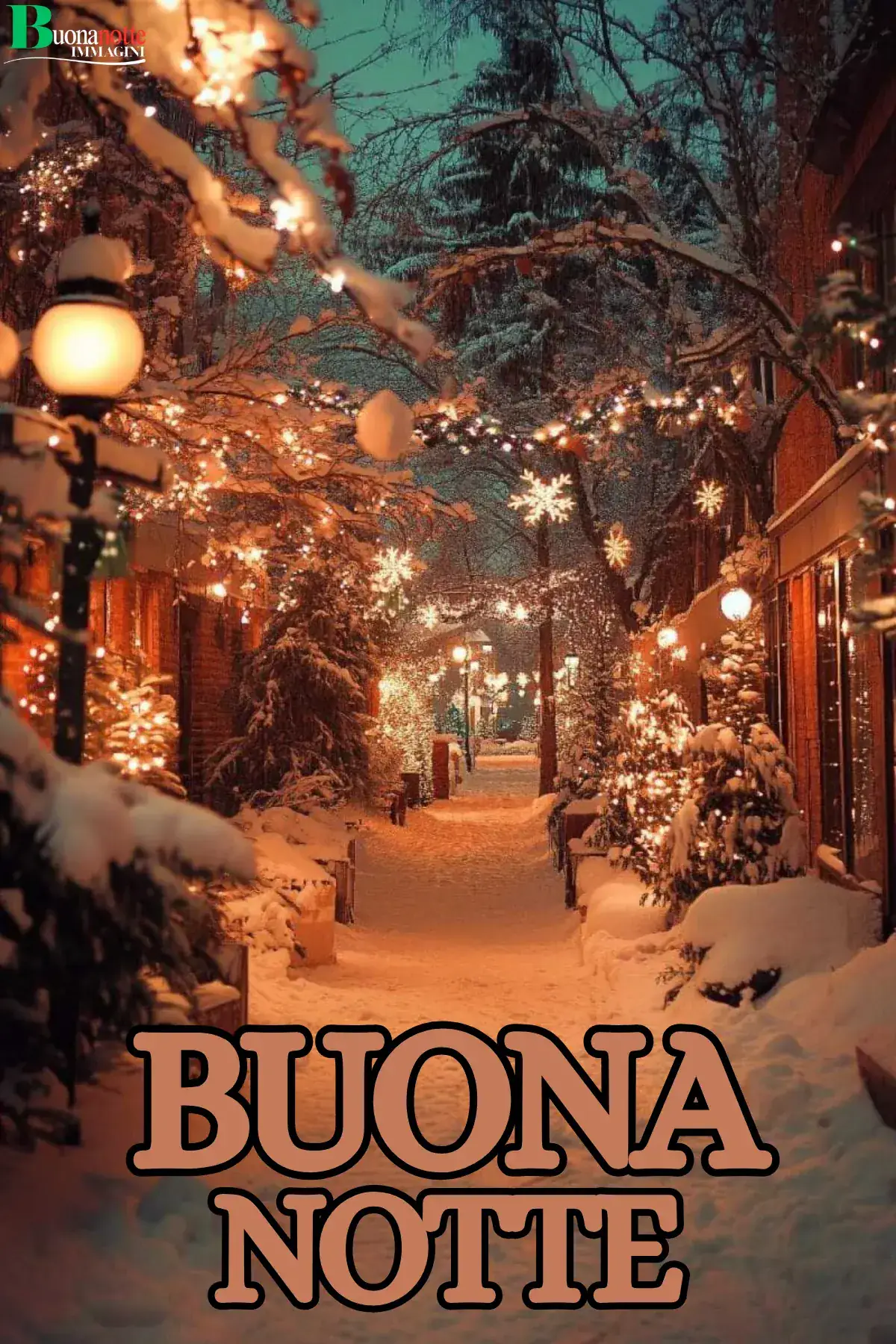 Vialetto innevato con lucine natalizie calde tra alberi immagine buonanotte natalizia