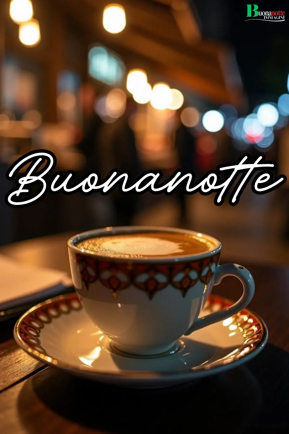 Tazzina di caffè decorata su tavolino con luci serali sfocate immagine buonanotte