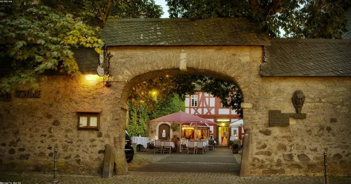 Arco in pietra con cortile illuminato al crepuscolo frasi buonanotte
