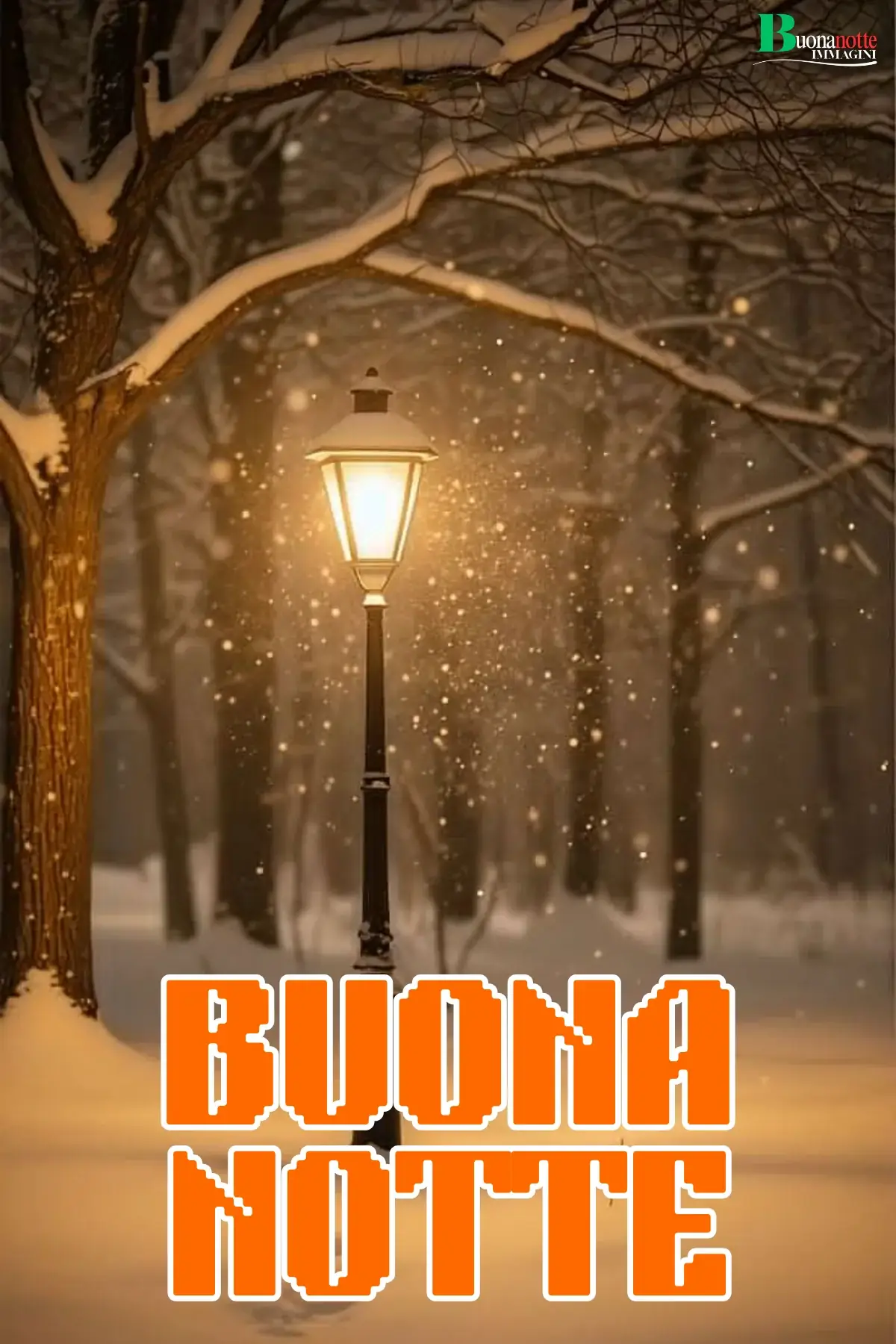 Lampione acceso su viale innevato con neve che cade immagine buonanotte