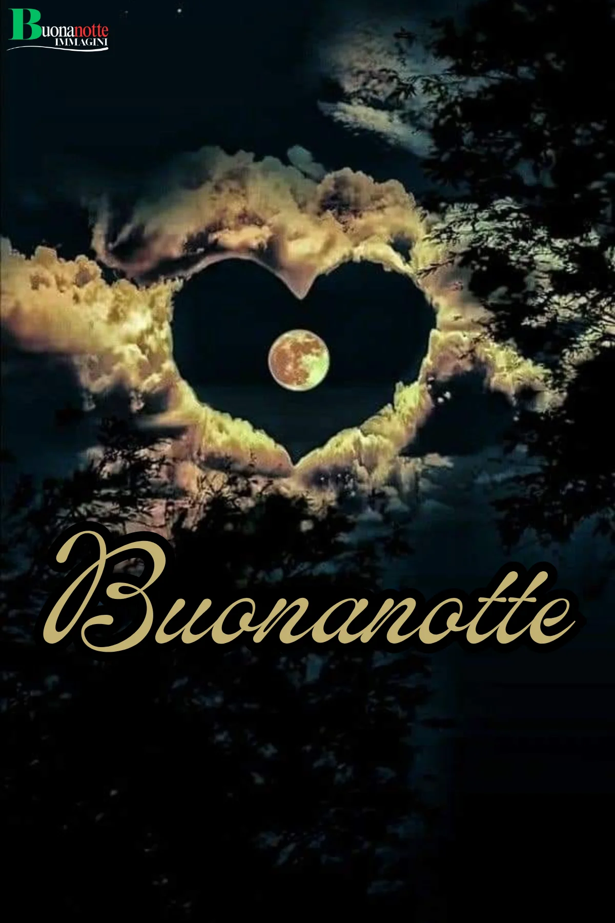 Cuore di nuvole dorate attorno alla luna per buonanotte