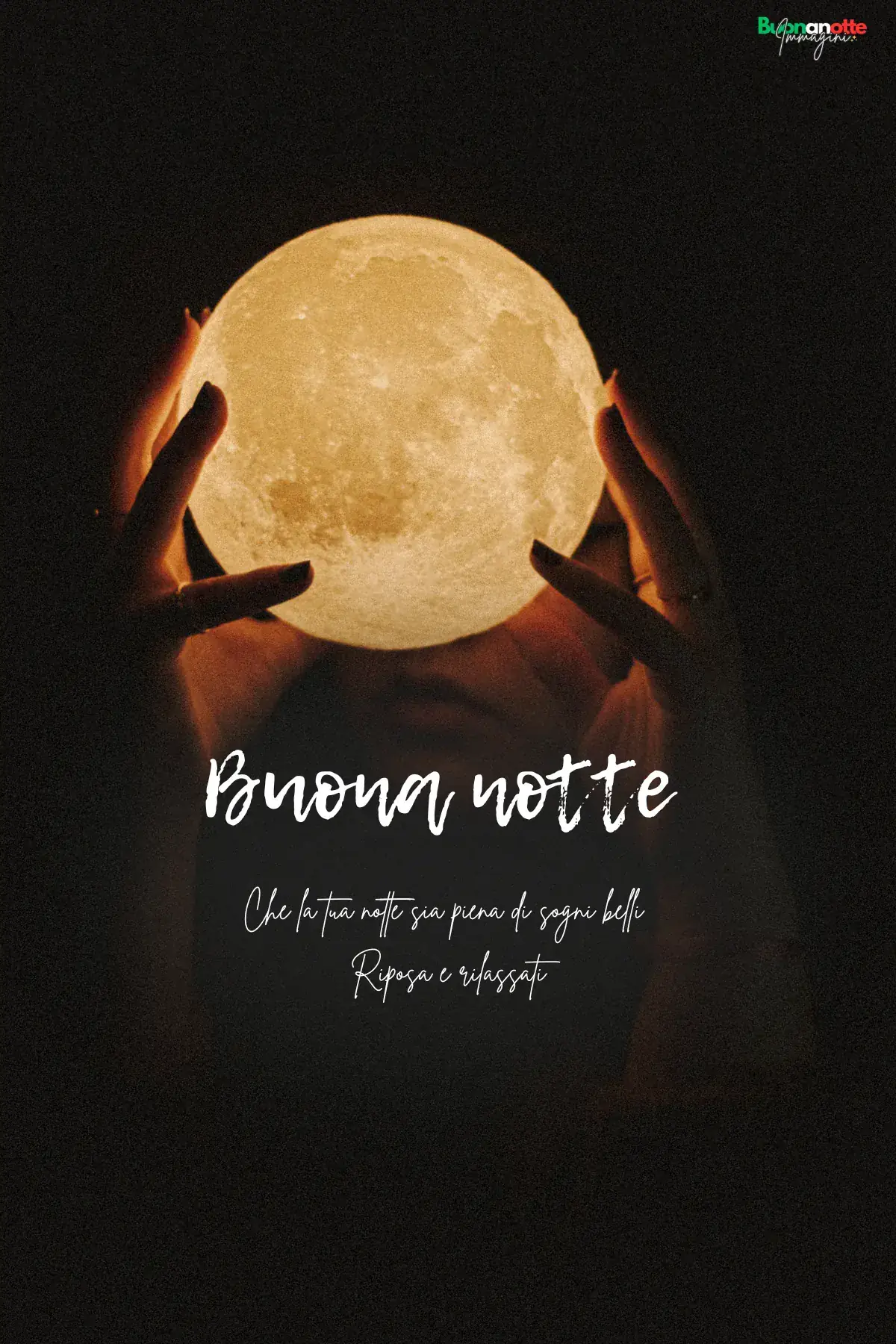 Mani che reggono la luna dorata buonanotte estiva