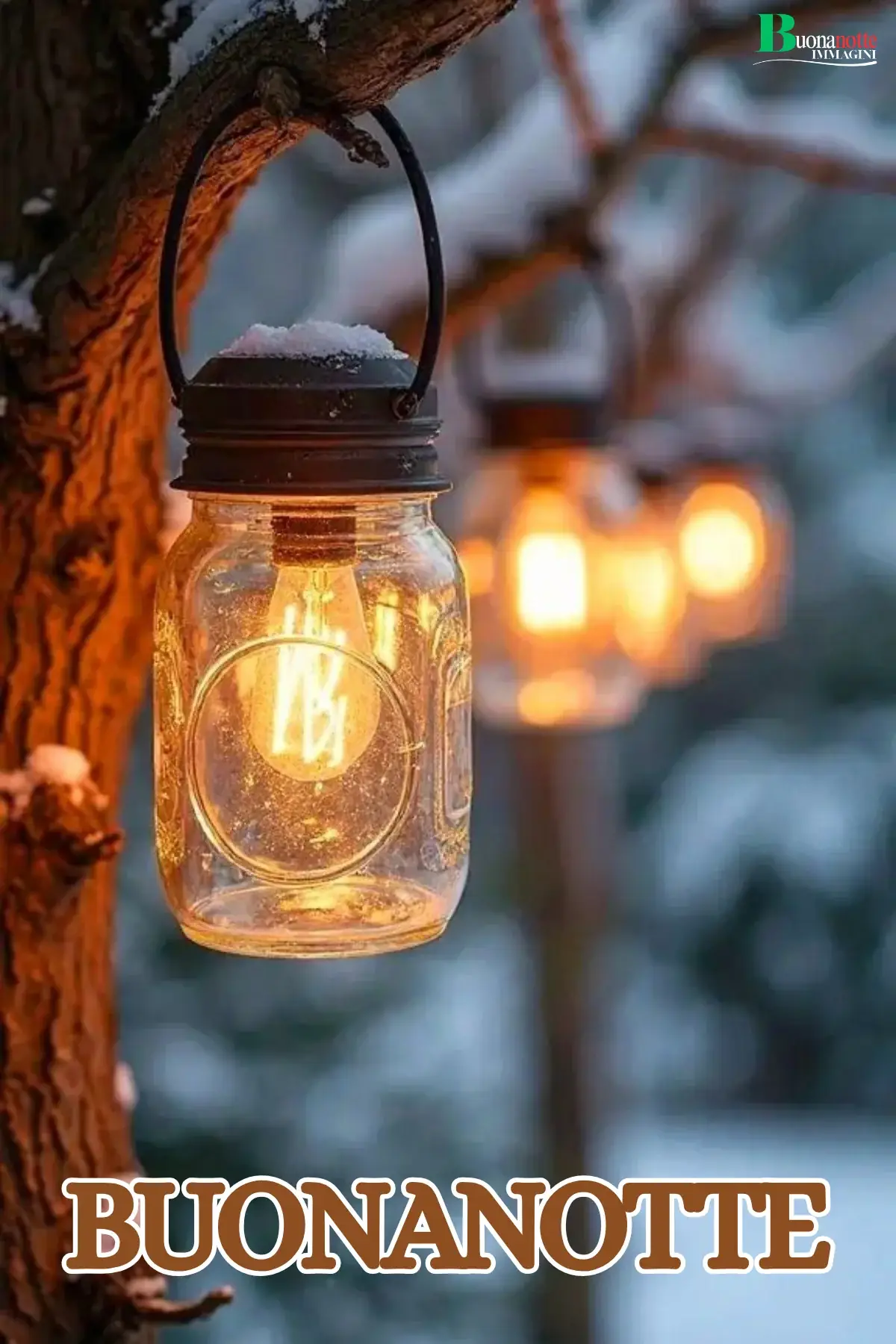 Sera innevata con luci calde buonanotte invernale