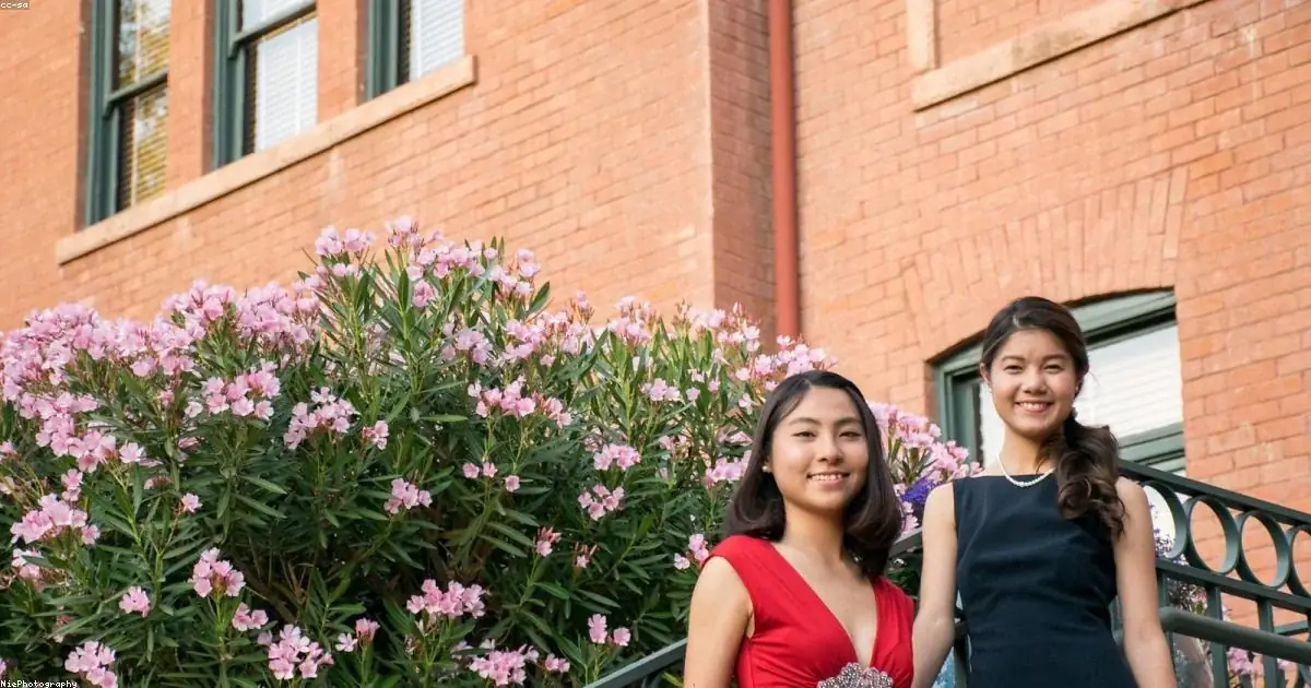 Due ragazze sorridenti tra oleandri rosa eleganti immagini buonanotte bellissime