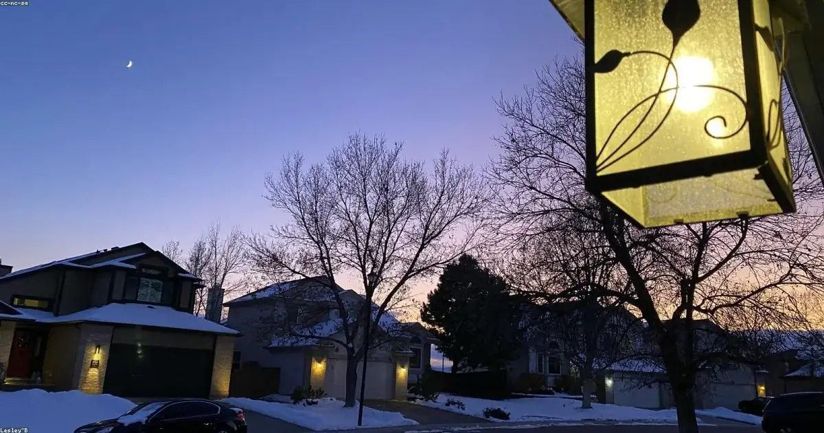 Lanterna accesa sulla neve buonanotte invernale con luna