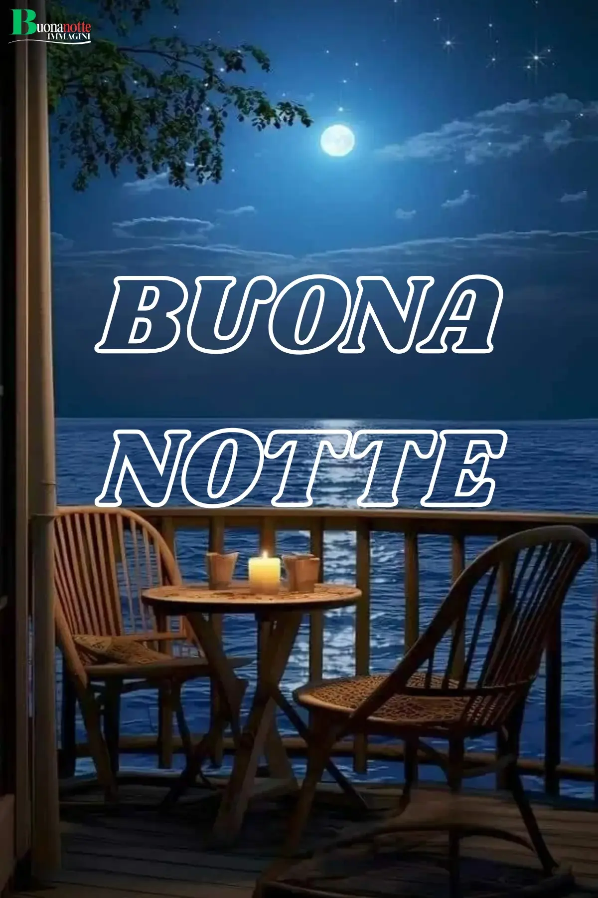 Candela accesa sul mare con luna piena buonanotte estiva